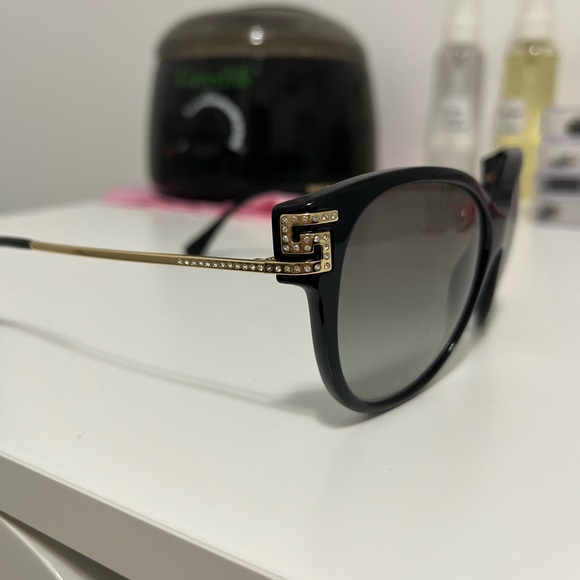 New Versace Sunglasses with case and cleaning cloth - Picture 5 of 8